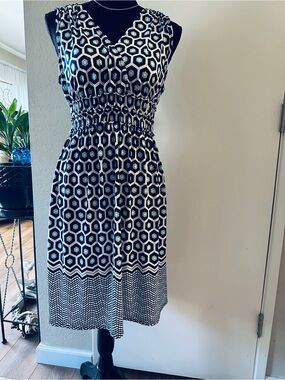 Max Studio MIDI Dress/ Small/Navy and White Geometric V‑Neck